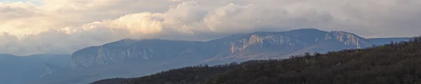 Montagne dans une journée nuageuse — Photo