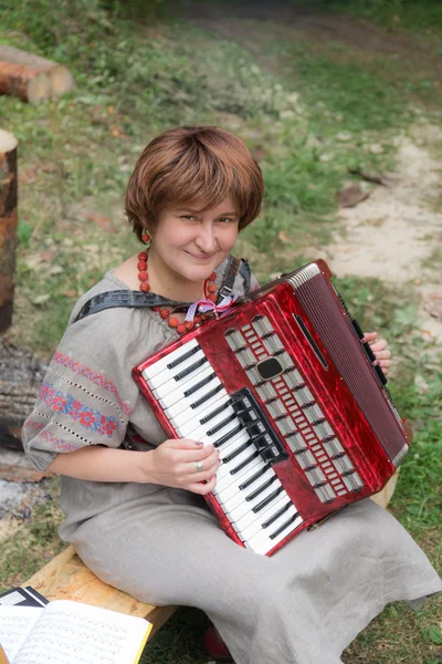 Smilende harmonikaspiller - Stock-foto