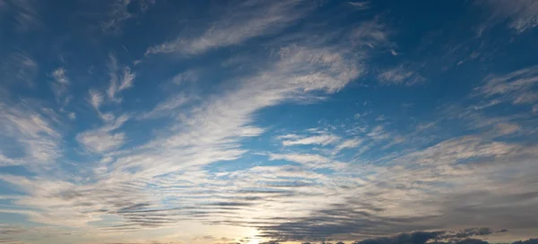 Niebo z chmurami o zachodzie słońca — Zdjęcie stockowe