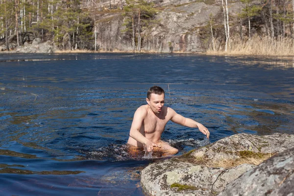 Man in het koude water — Stockfoto