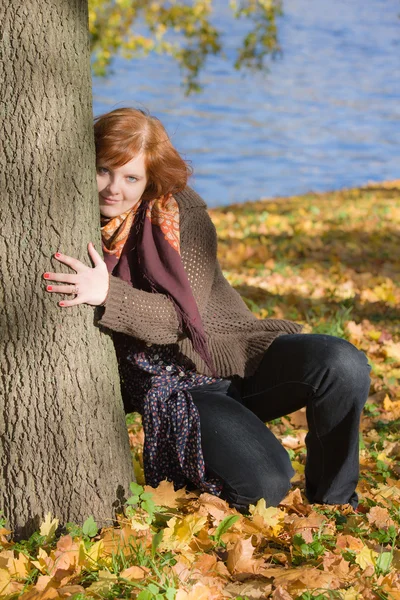 Meisje in de buurt van de boom — Stockfoto