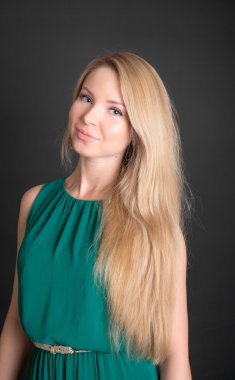 Sarışın, uzun saçlı.