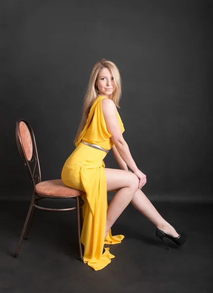 Blondine auf einem Stuhl — Stockfoto