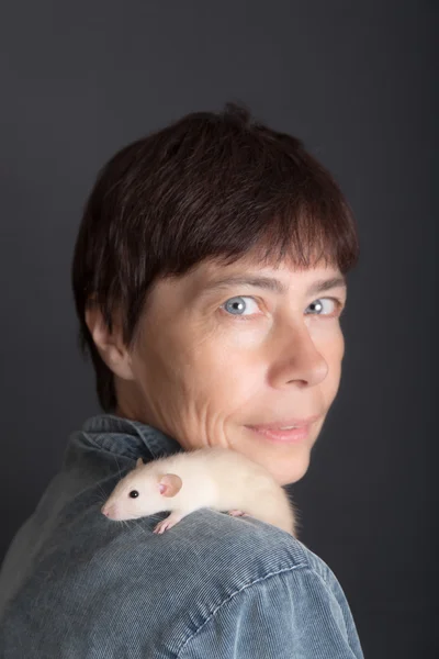 Babyratte sitzt auf der Schulter — Stockfoto