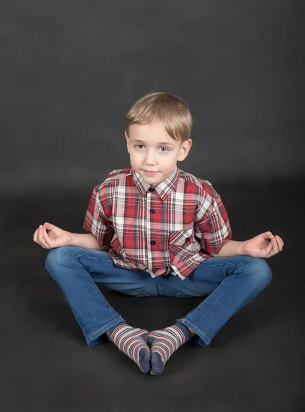 Sitzender Junge — Stockfoto