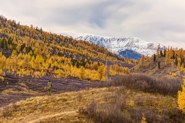 Fotógrafo toma otoño paisaje — Foto de Stock