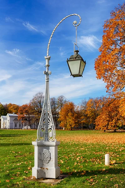 Lanterne dans le parc d'automne — Photo