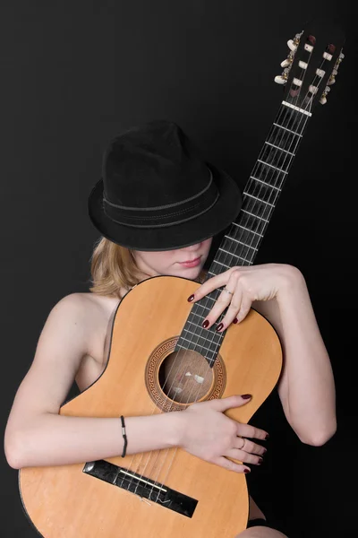 Gitarlı kadın. — Stok fotoğraf