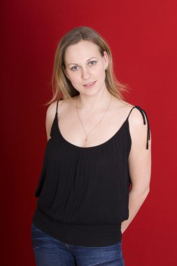 kadın kırmızı bir arka plan üzerinde