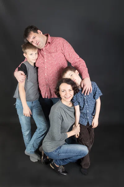 Retrato de una familia feliz — Foto de Stock