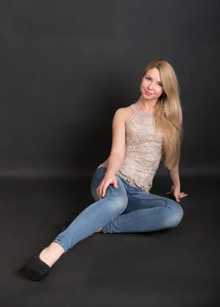 Blonde in jeans en een blouse — Stockfoto