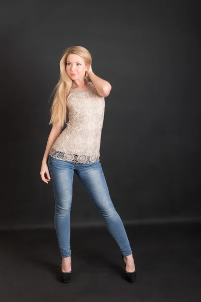 Slim rubia en jeans — Foto de Stock