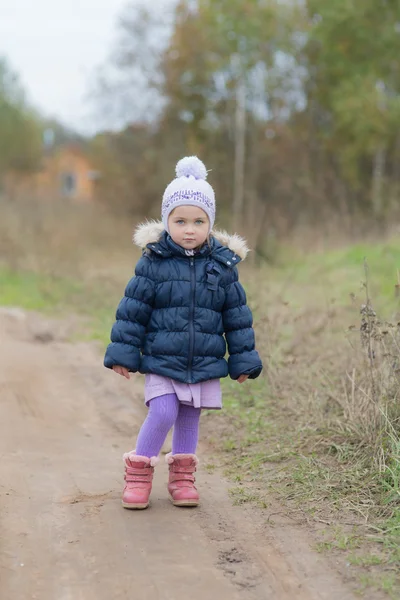 Klein meisje voor een wandeling — Stockfoto