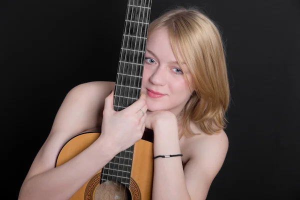 Blonde romantique avec une guitare — Photo