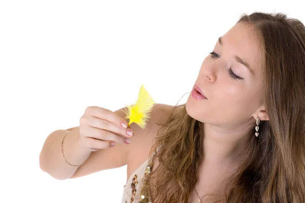 Flicka med en gul fjäder — Stockfoto