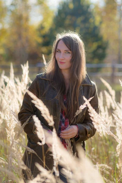 Femme dans l'herbe d'automne — Photo