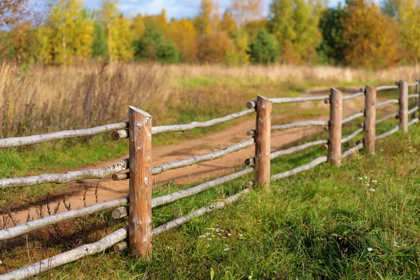 Fa kerítés egy napsütéses őszi napon — Stock Fotó