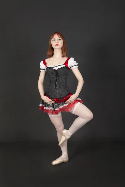 Schlankes Mädchen beim Balletttanz — Stockfoto