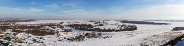 Winter-stad en de rivier — Stockfoto