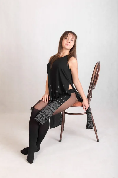 Chica delgada en un vestido negro — Foto de Stock