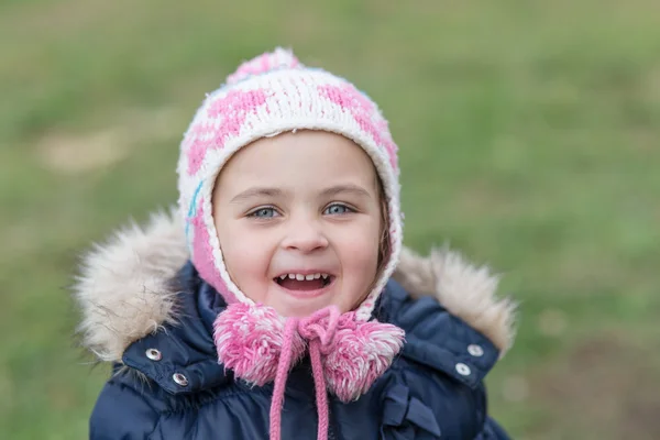 Emotionales Porträt eines kleinen Mädchens — Stockfoto