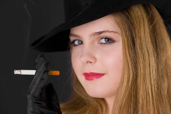 Дівчина в капелюсі з цигаркою — стокове фото