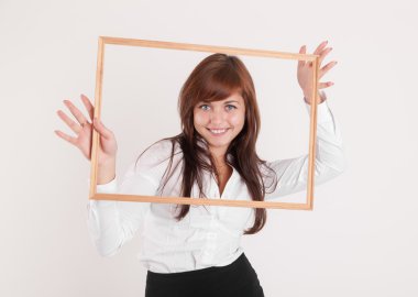 çerçeve içinde neşeli kadın