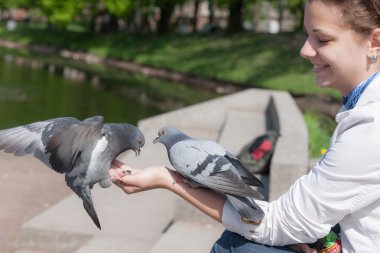 kız ve güvercinler