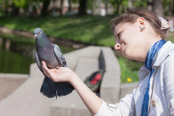 Chica se comunica con paloma — Foto de Stock