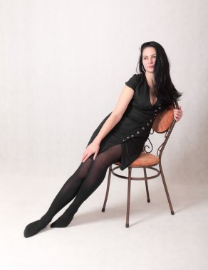 Siyah elbiseli kadın.