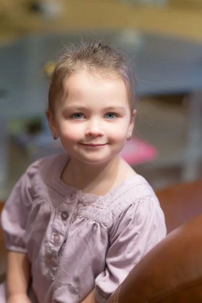 Portrait of a smiling girl — Stock Photo, Image