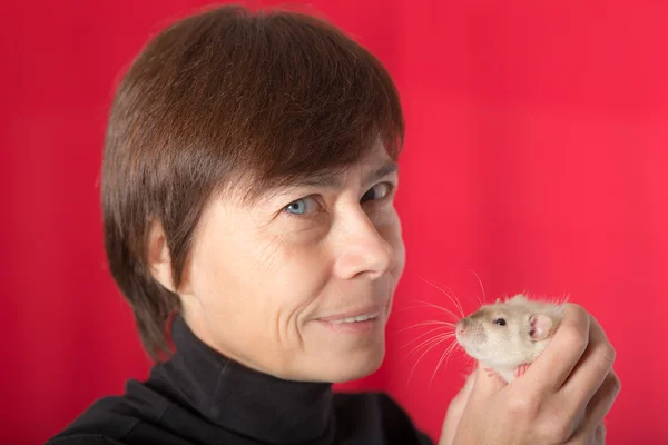 Frau mit Haustier Ratte — Stockfoto