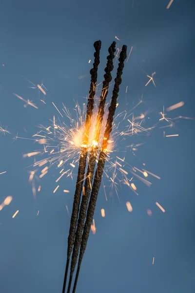 Sparklers em um fundo azul — Fotografia de Stock