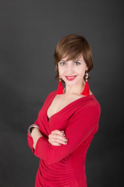 Kırmızı elbiseli kız gülümseyerek