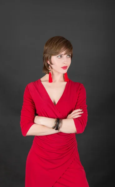 Slim meisje in een rode jurk — Stockfoto