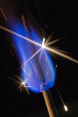 Mavi alev kıvılcım ile
