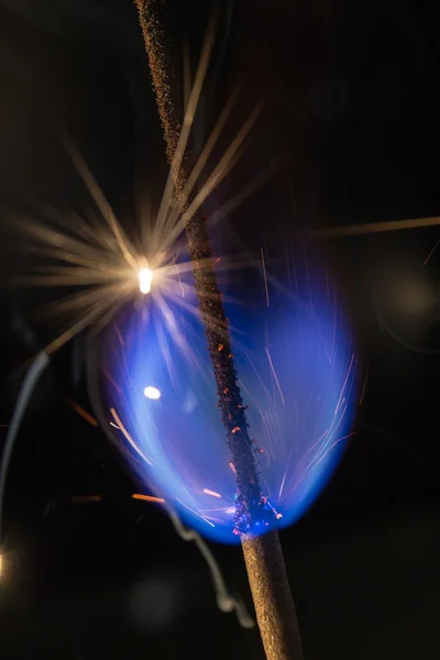 Fogo azul com faíscas — Fotografia de Stock