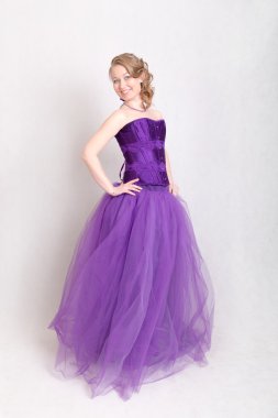 içinde gece elbisesi kız