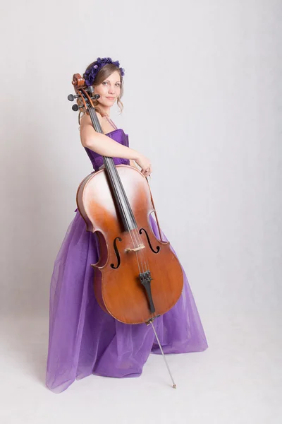 Flicka med en cello — Stockfoto