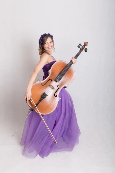 Schlankes Mädchen mit Cello — Stockfoto