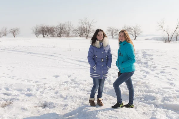 Girls outdoors in winter day — Stock Photo, Image