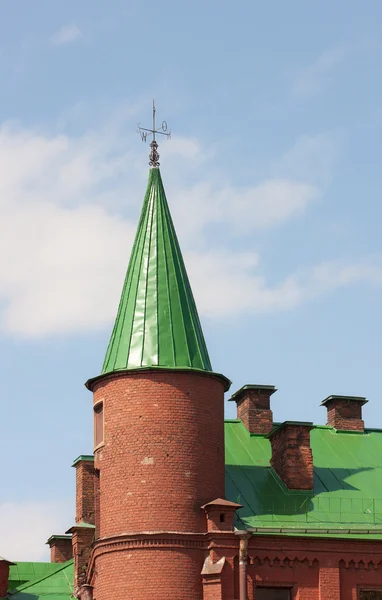 Ziegelturm mit Kirchturm — Stockfoto