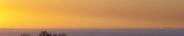 Zachód słońca zimą nad zatoką — Zdjęcie stockowe
