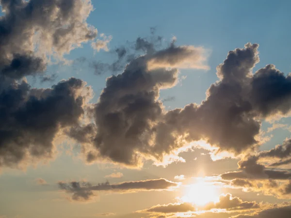 Ήλιος στο ηλιοβασίλεμα με σύννεφα — Φωτογραφία Αρχείου