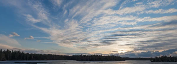 Coucher de soleil sur le lac forestier — Photo