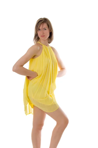 Стройная девушка в жёлтом платье — стоковое фото