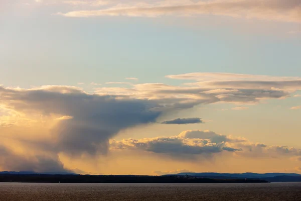 雨の雲と海の夜 — ストック写真