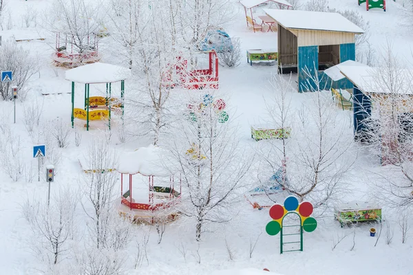 Parque infantil en un frío día de invierno —  Fotos de Stock