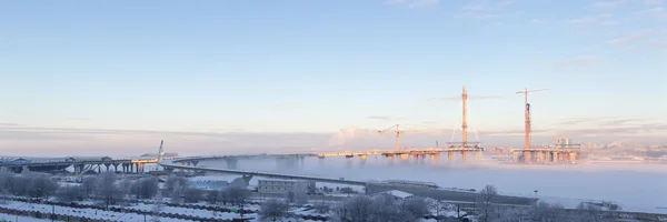 Local de construção em um dia de inverno com névoa — Fotografia de Stock