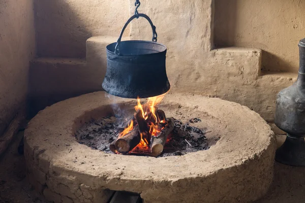 Olla colgando sobre el fuego —  Fotos de Stock